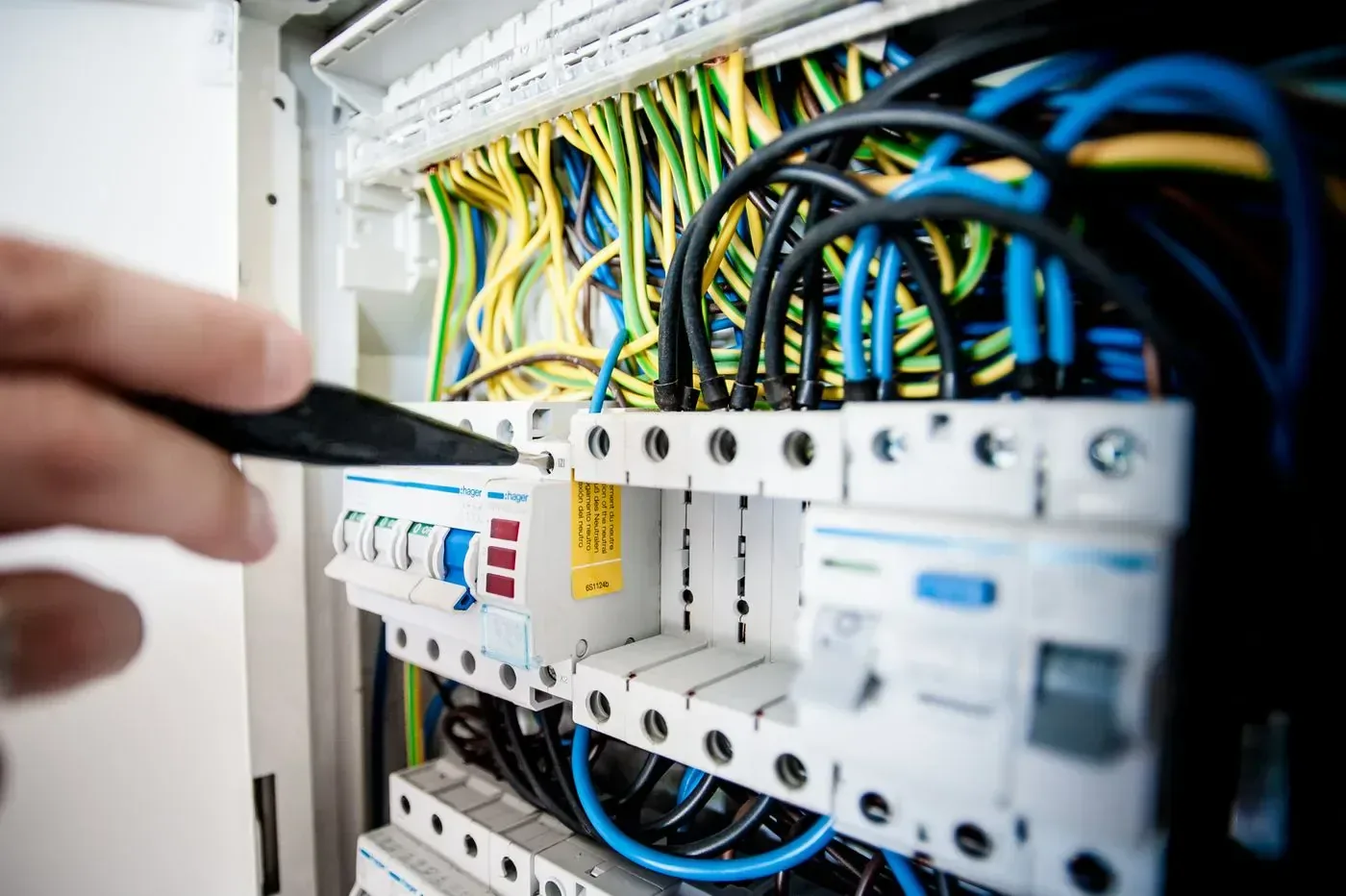 Électricien intervenant sur un tableau Hager à Limeil-Brévannes (94450)