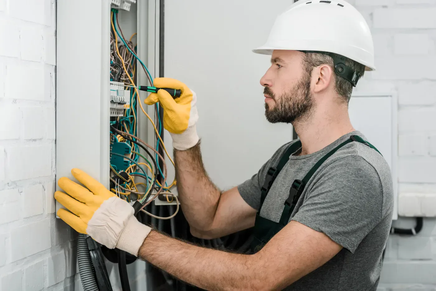 Électricien intervenant sur un tableau en rénovation à Limeil-Brévannes